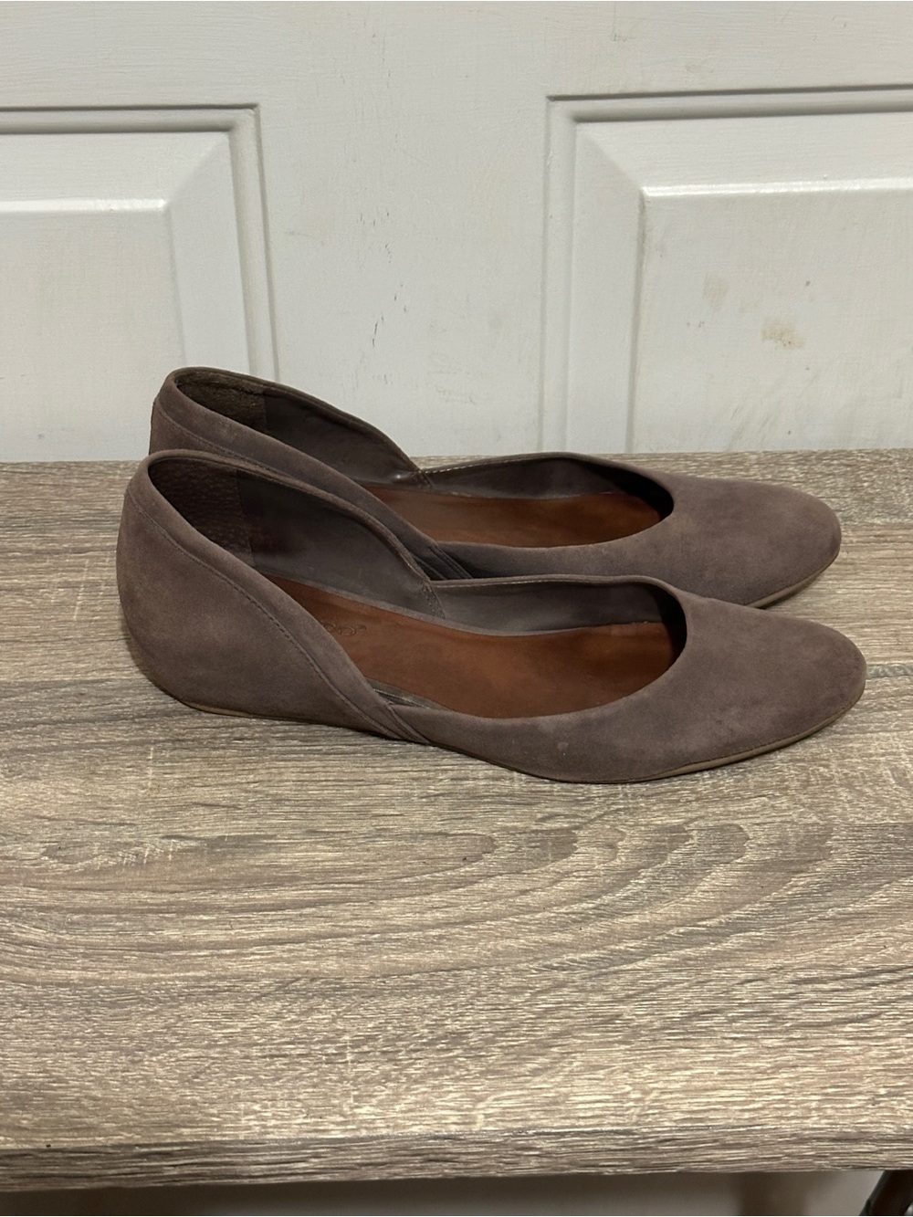 BERNARDO Nakita Suede Hidden Wedge Flats Womens Size 8.5 Taupe Minimalist Earthy